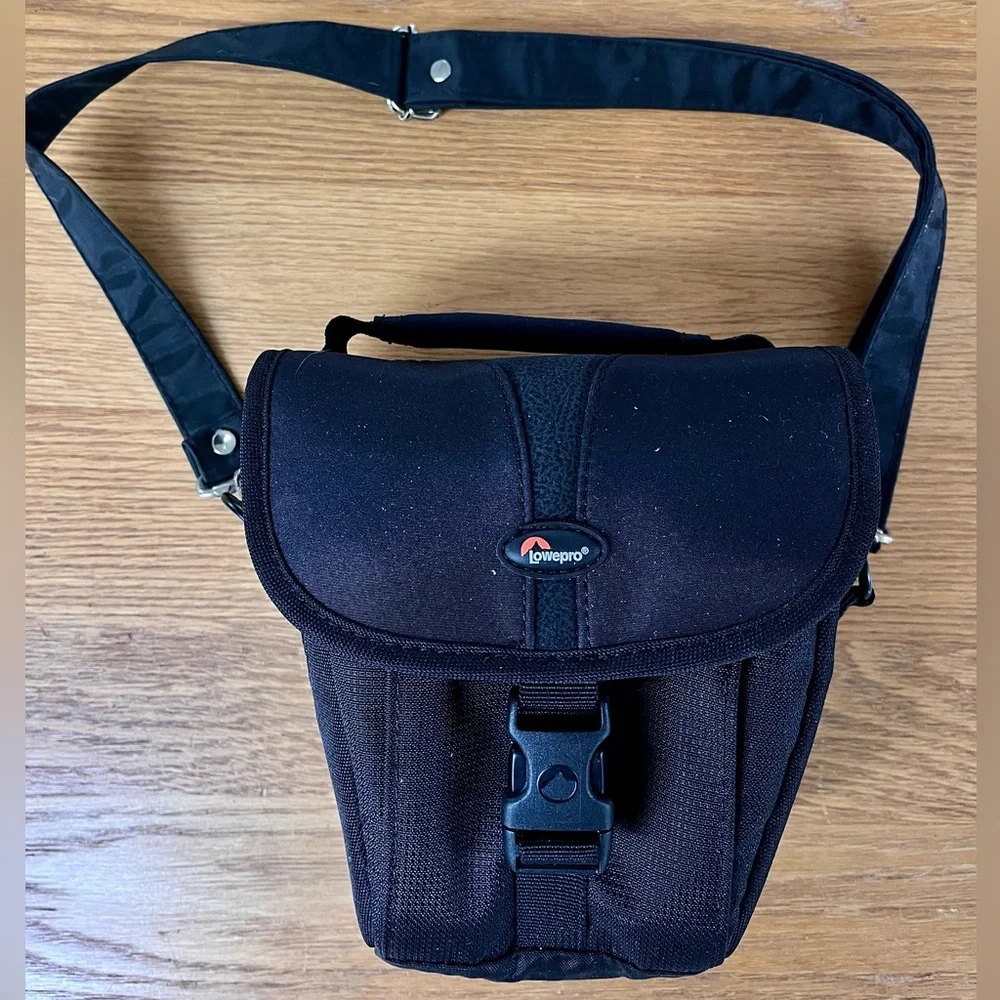 Lowepro Rezo TLZ 10 Camera bag EUC Holster style with a front pocket